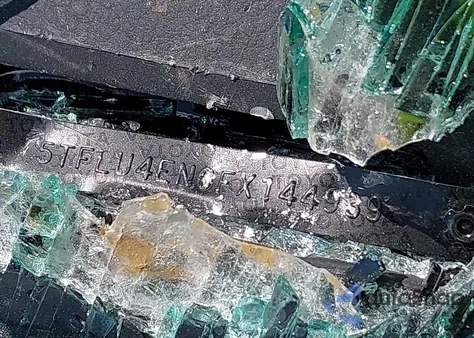 2015 Toyota Tacoma Base V6 z USA, uszkodzony, nr VIN 5TFLU4EN6FX144939